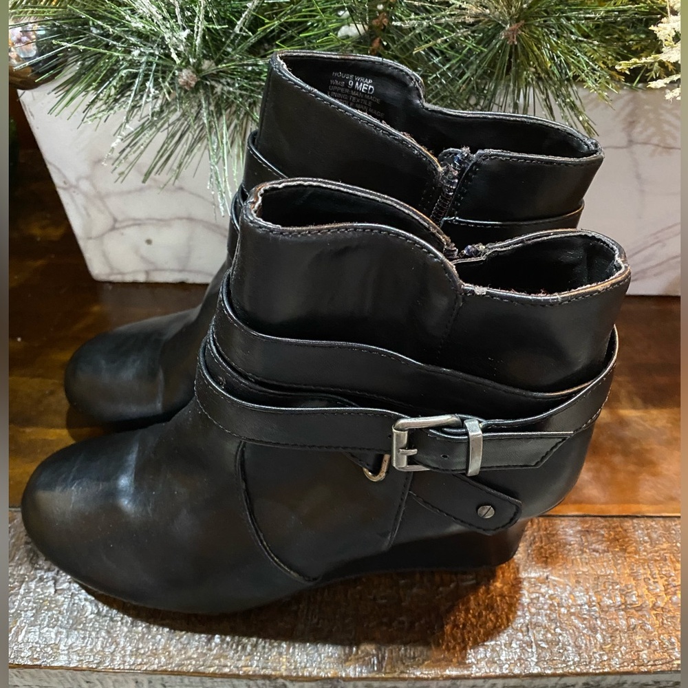 NWOT Kenneth Cole black zip up bootie with wedge heel, 9M
